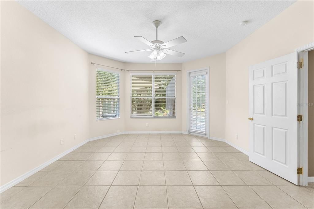 Activo con contrato: $699,900 (5 camas, 3 baños, 3484 Pies cuadrados)