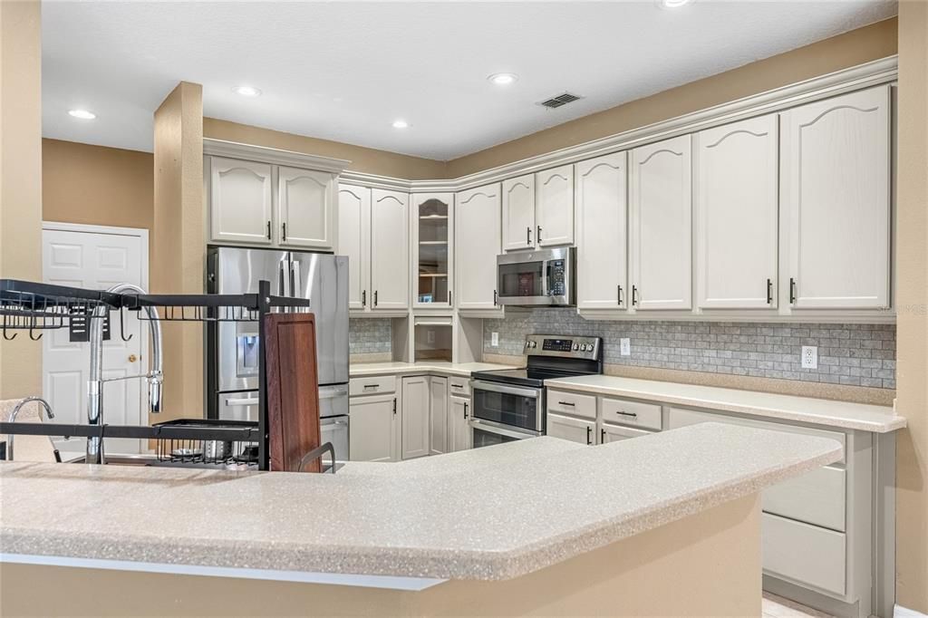 Activo con contrato: $699,900 (5 camas, 3 baños, 3484 Pies cuadrados)