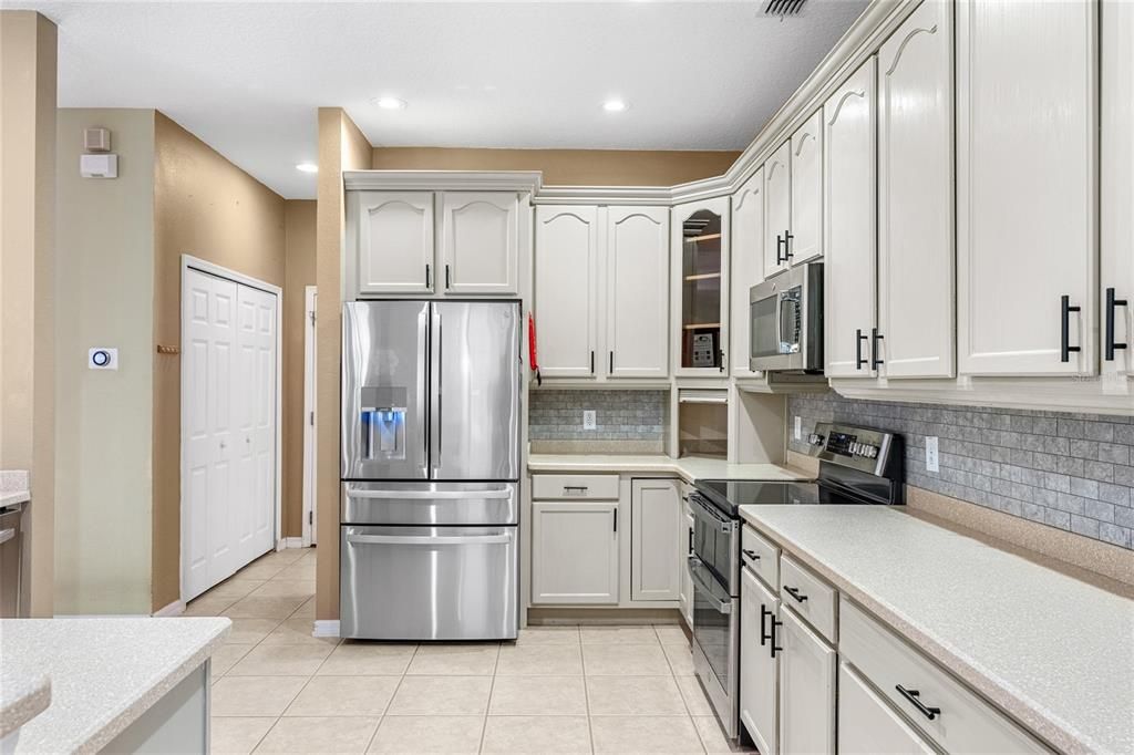 Activo con contrato: $699,900 (5 camas, 3 baños, 3484 Pies cuadrados)