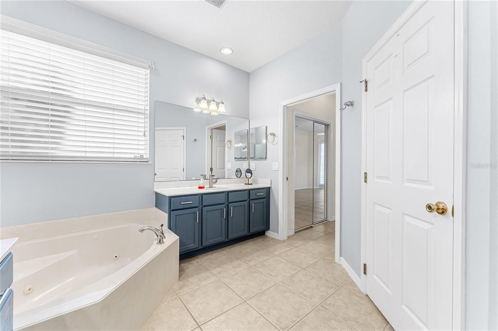Activo con contrato: $699,900 (5 camas, 3 baños, 3484 Pies cuadrados)