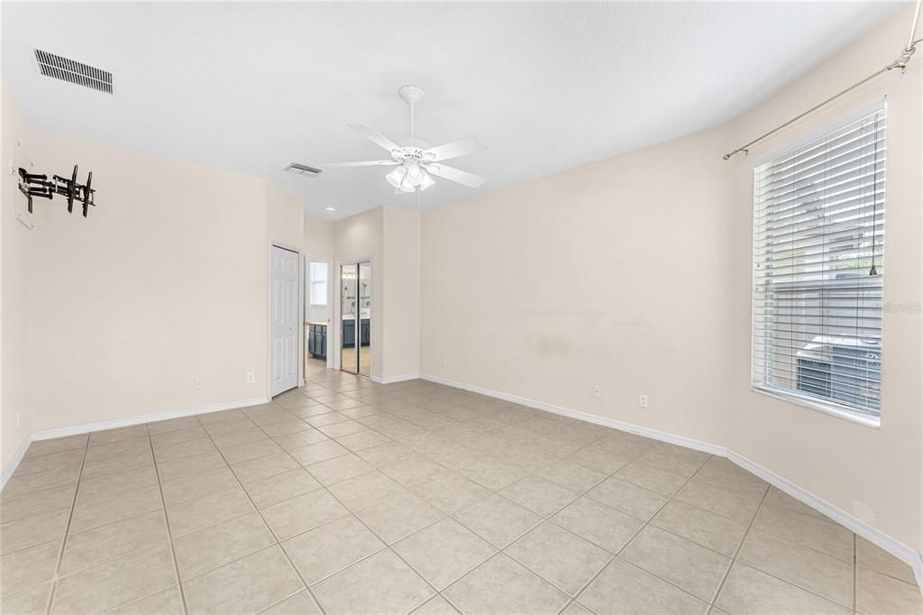 Activo con contrato: $699,900 (5 camas, 3 baños, 3484 Pies cuadrados)