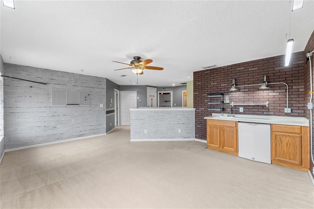 Activo con contrato: $699,900 (5 camas, 3 baños, 3484 Pies cuadrados)