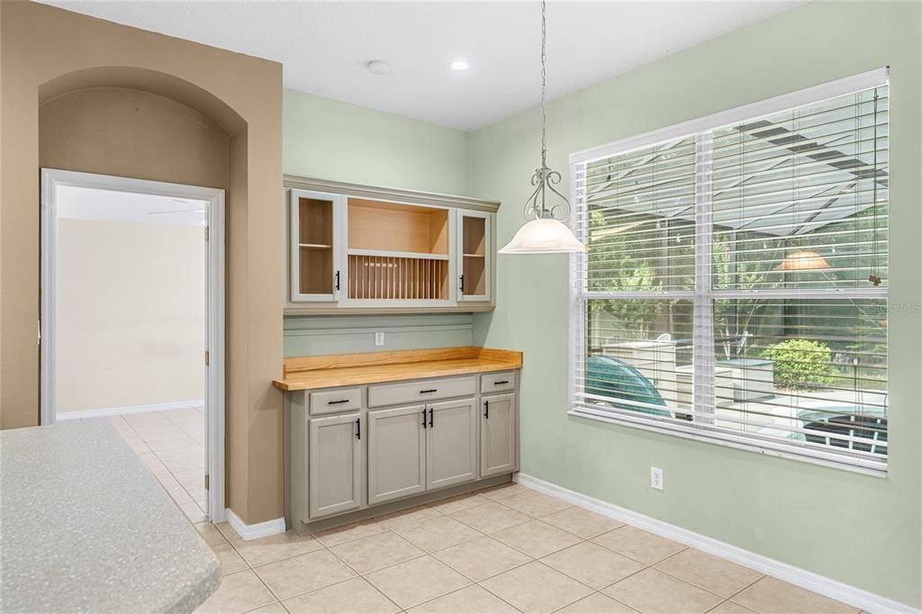 Activo con contrato: $699,900 (5 camas, 3 baños, 3484 Pies cuadrados)