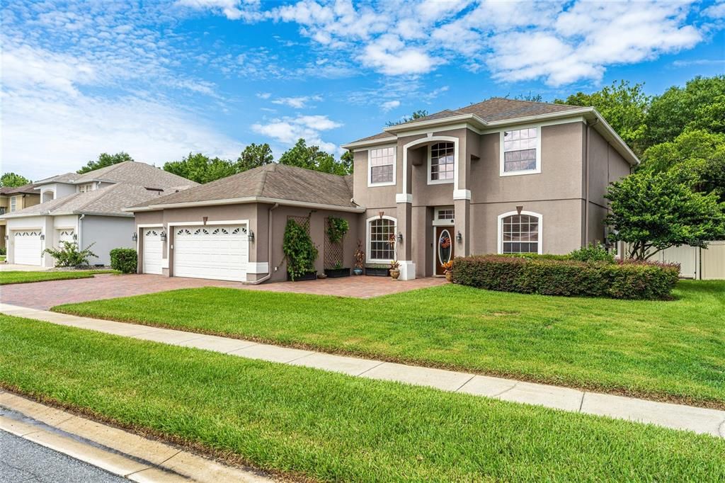 Activo con contrato: $699,900 (5 camas, 3 baños, 3484 Pies cuadrados)