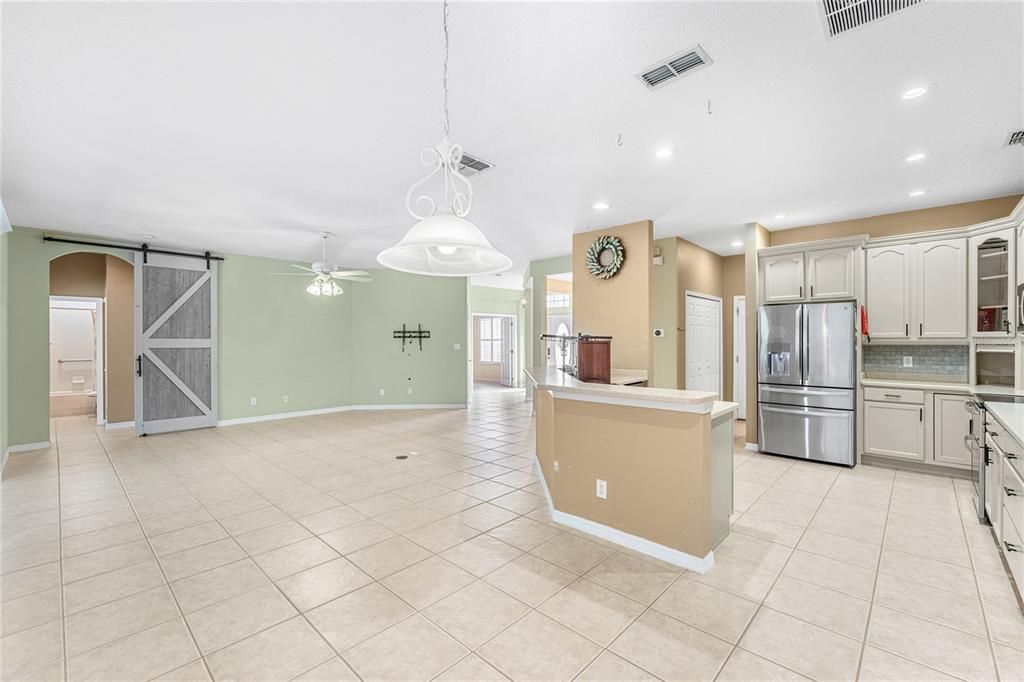 Activo con contrato: $699,900 (5 camas, 3 baños, 3484 Pies cuadrados)