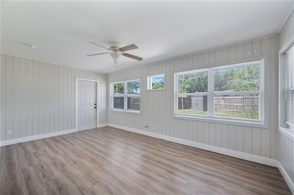 For Sale: $250,000 (3 beds, 1 baths, 1048 Square Feet)