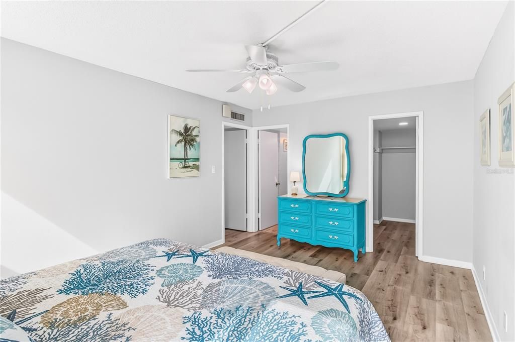 For Sale: $365,000 (2 beds, 2 baths, 1230 Square Feet)