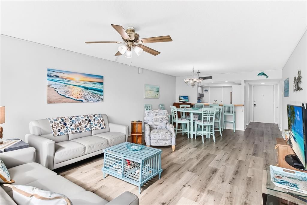 For Sale: $365,000 (2 beds, 2 baths, 1230 Square Feet)