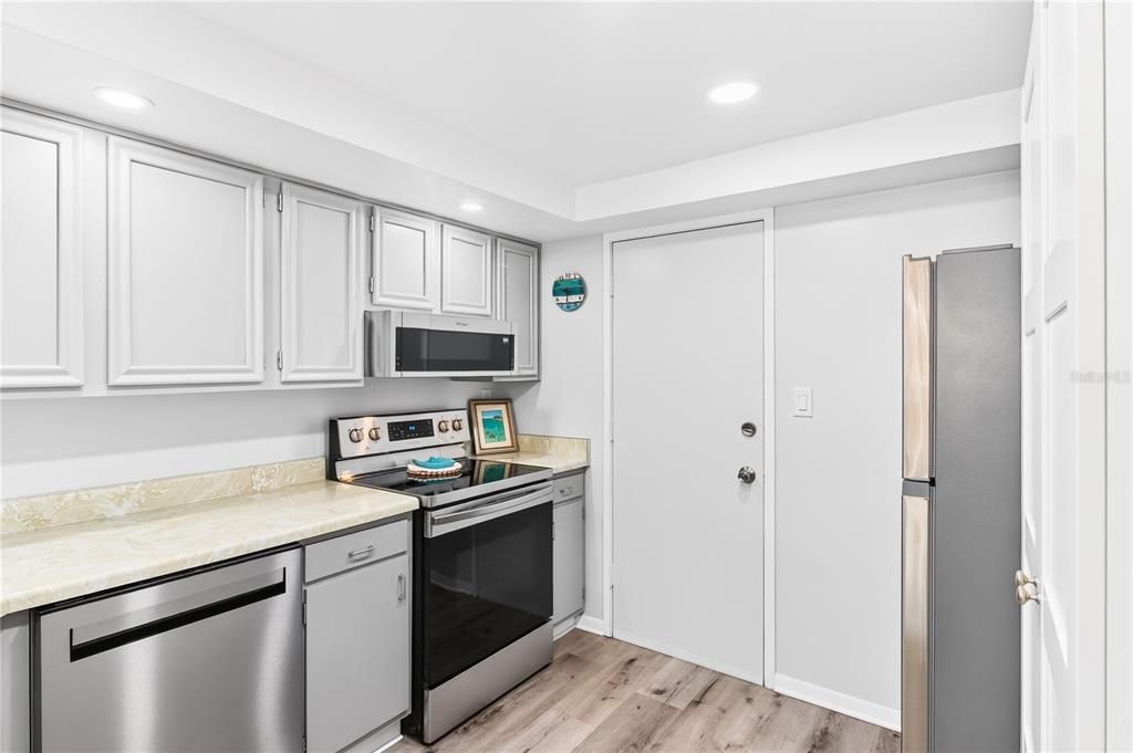 For Sale: $365,000 (2 beds, 2 baths, 1230 Square Feet)