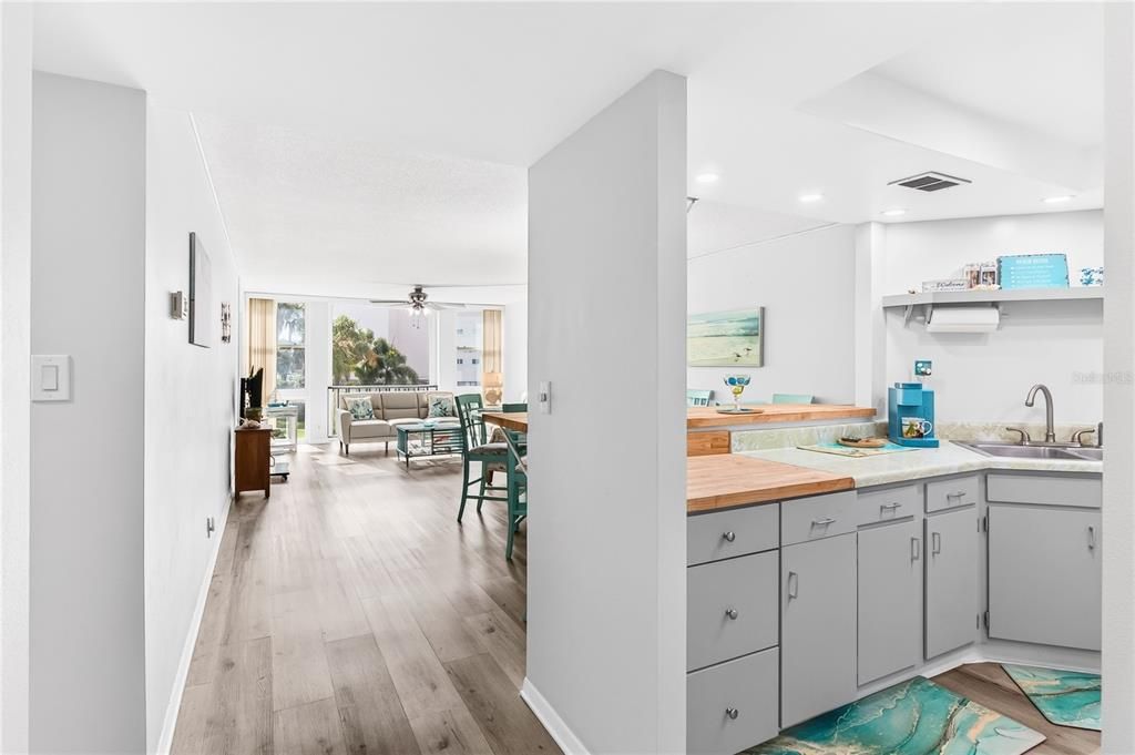 For Sale: $365,000 (2 beds, 2 baths, 1230 Square Feet)