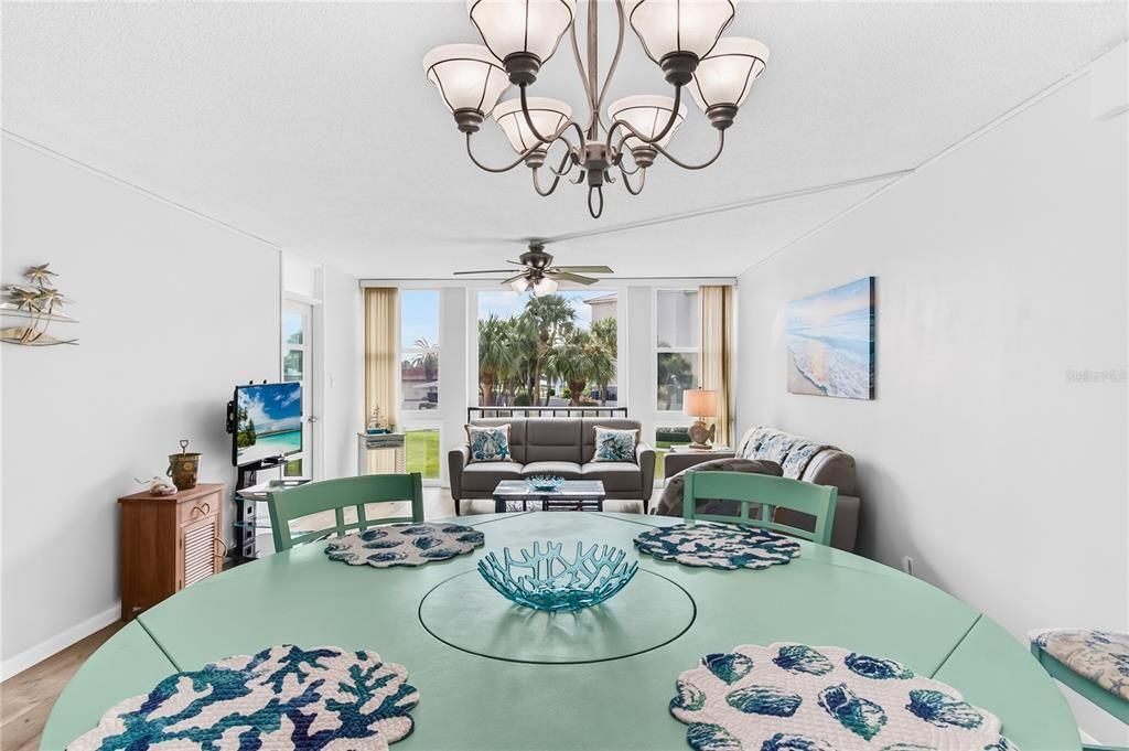 For Sale: $365,000 (2 beds, 2 baths, 1230 Square Feet)