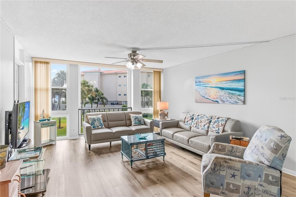 For Sale: $365,000 (2 beds, 2 baths, 1230 Square Feet)