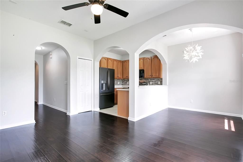 For Sale: $275,000 (2 beds, 2 baths, 1322 Square Feet)