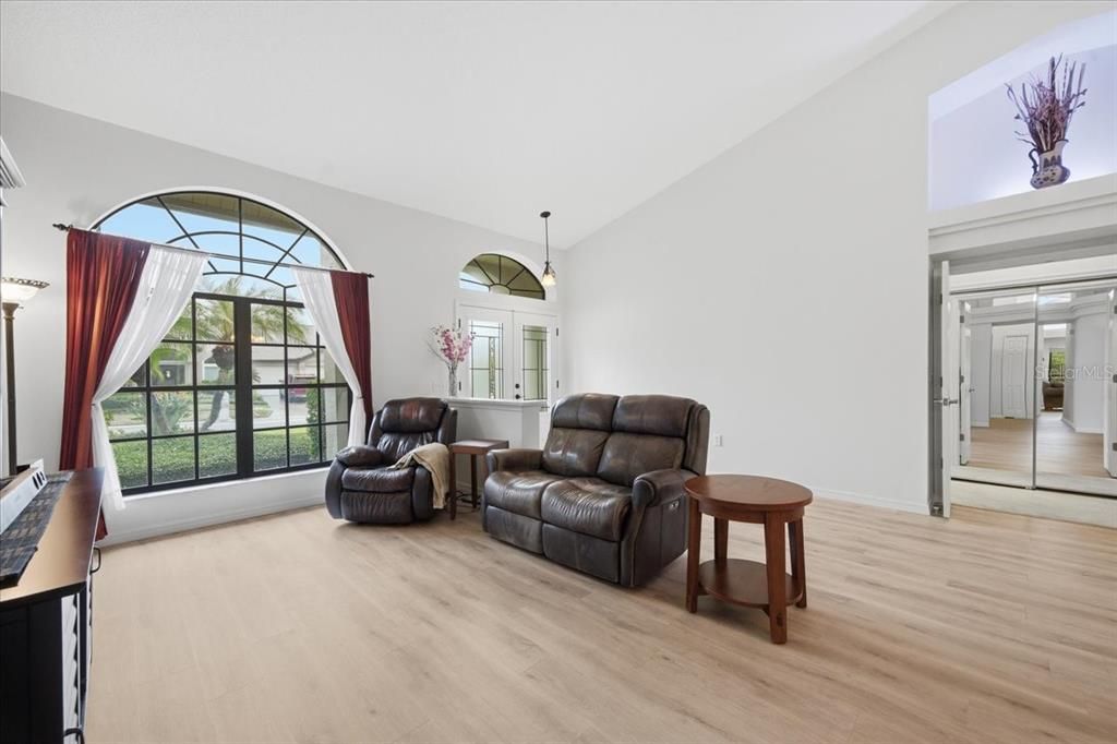 Activo con contrato: $849,000 (4 camas, 3 baños, 2575 Pies cuadrados)