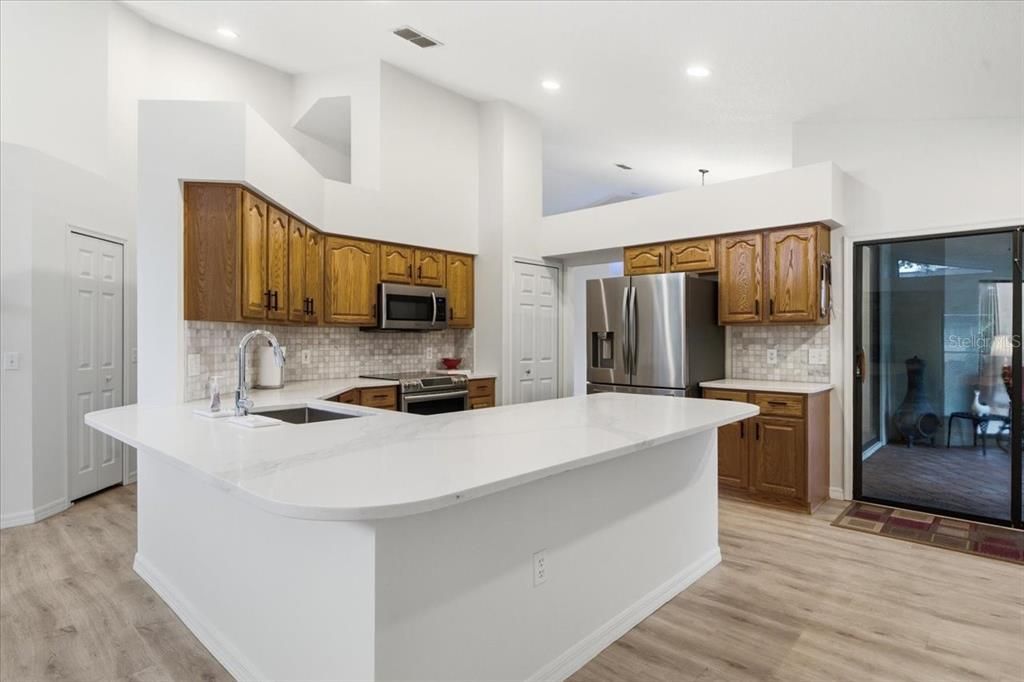 Activo con contrato: $849,000 (4 camas, 3 baños, 2575 Pies cuadrados)