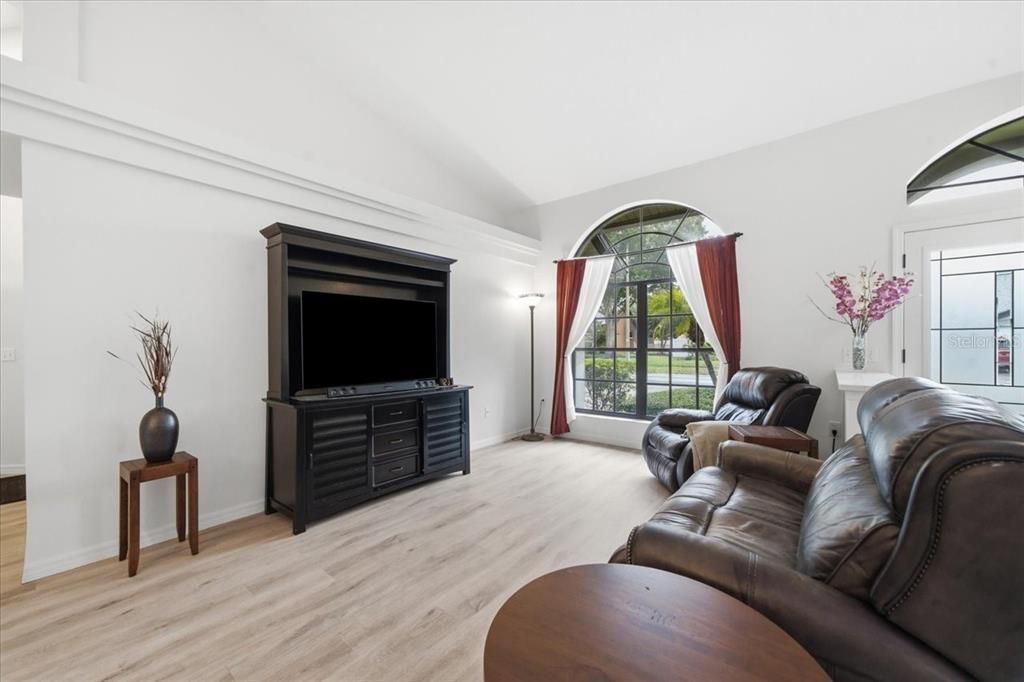 Activo con contrato: $849,000 (4 camas, 3 baños, 2575 Pies cuadrados)