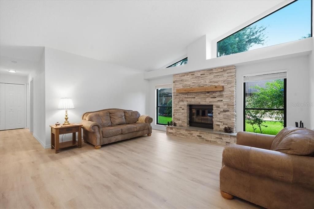 Activo con contrato: $849,000 (4 camas, 3 baños, 2575 Pies cuadrados)
