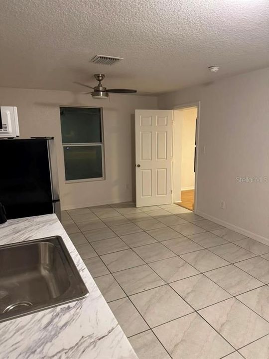 For Rent: $1,400 (1 beds, 1 baths, 1401 Square Feet)
