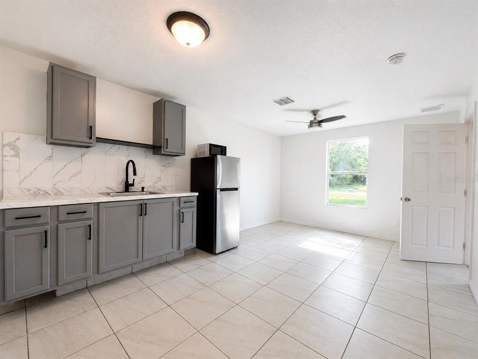 For Rent: $1,400 (1 beds, 1 baths, 1401 Square Feet)