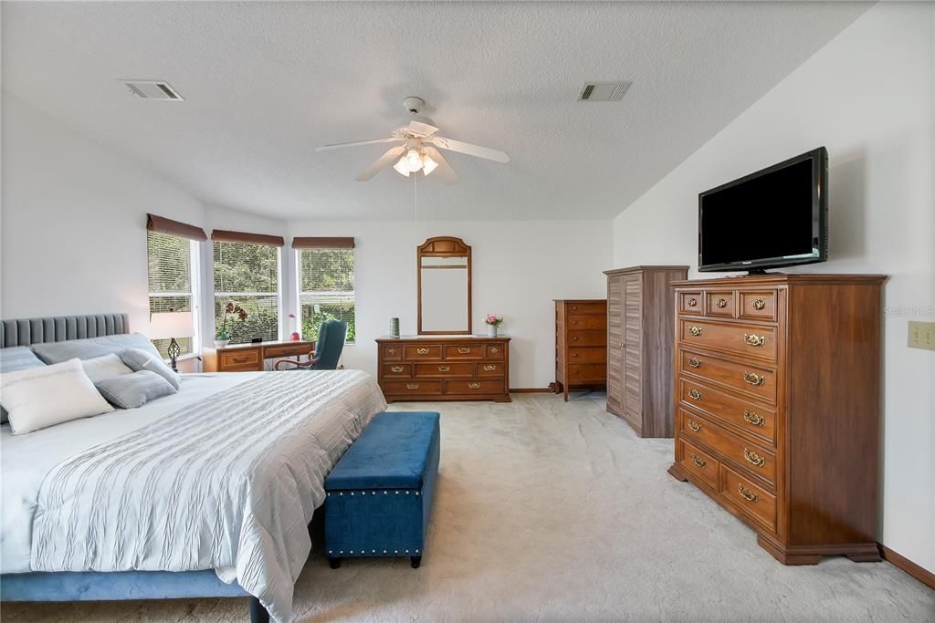 For Sale: $229,999 (2 beds, 2 baths, 1300 Square Feet)