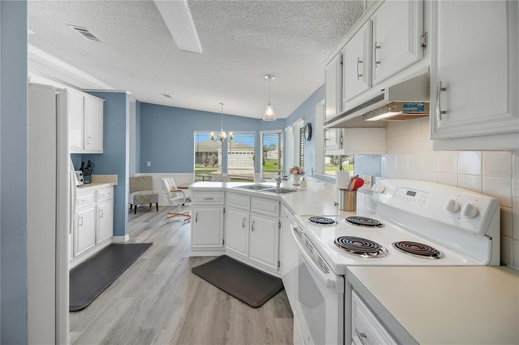 For Sale: $229,999 (2 beds, 2 baths, 1300 Square Feet)