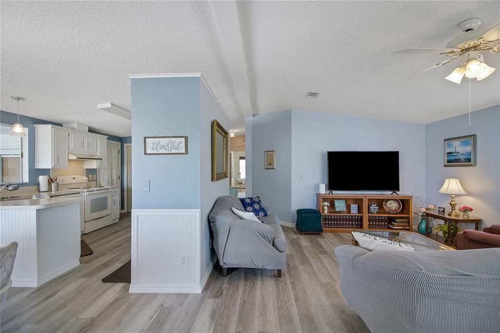 For Sale: $229,999 (2 beds, 2 baths, 1300 Square Feet)