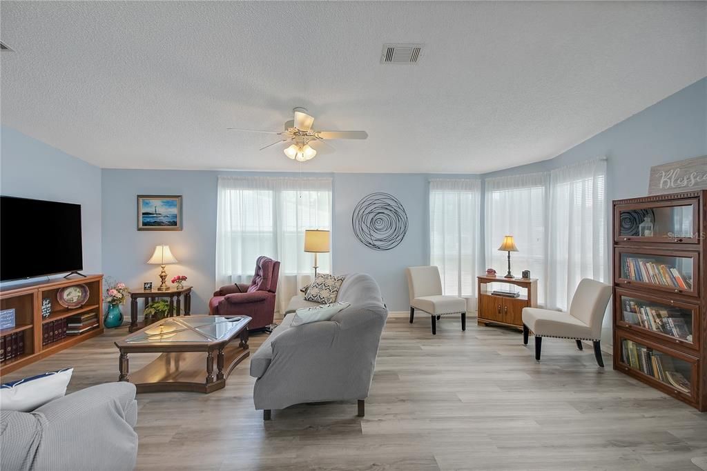 For Sale: $229,999 (2 beds, 2 baths, 1300 Square Feet)