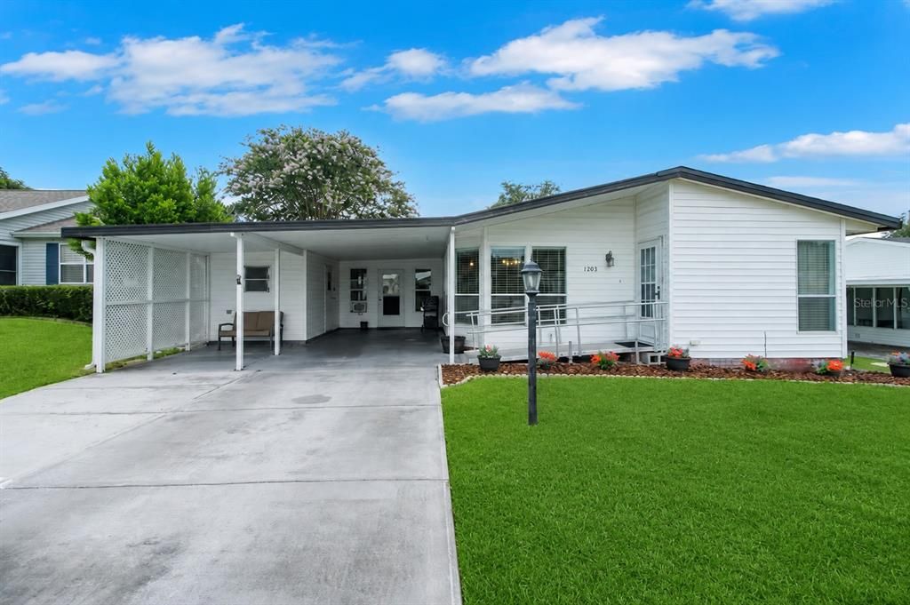 For Sale: $229,999 (2 beds, 2 baths, 1300 Square Feet)