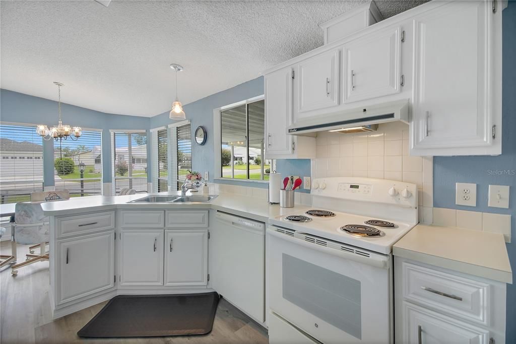 For Sale: $229,999 (2 beds, 2 baths, 1300 Square Feet)