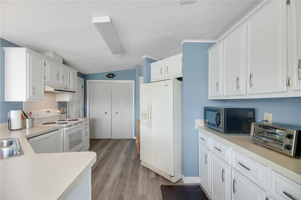 For Sale: $229,999 (2 beds, 2 baths, 1300 Square Feet)