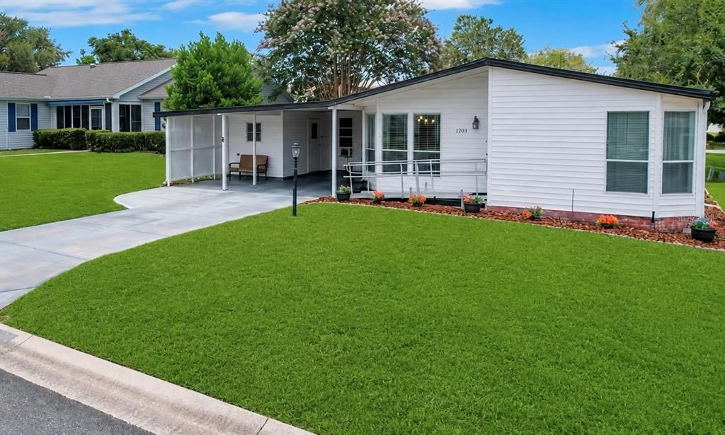 For Sale: $229,999 (2 beds, 2 baths, 1300 Square Feet)