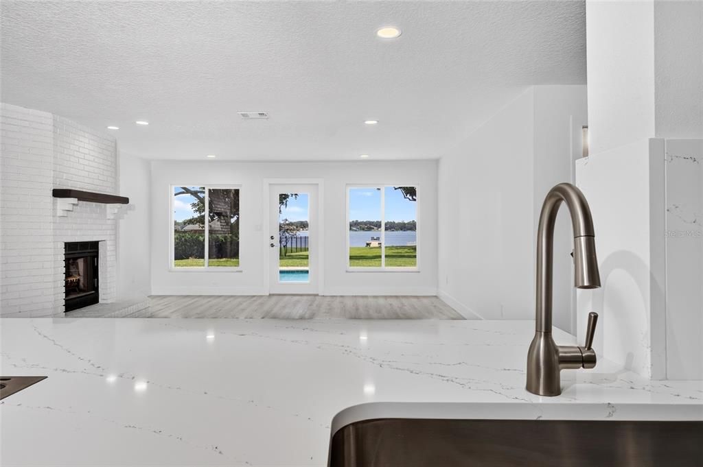 En Venta: $1,550,000 (4 camas, 3 baños, 2700 Pies cuadrados)