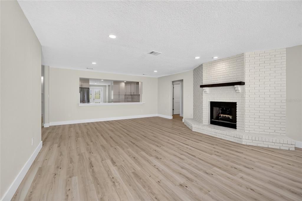 En Venta: $1,550,000 (4 camas, 3 baños, 2700 Pies cuadrados)