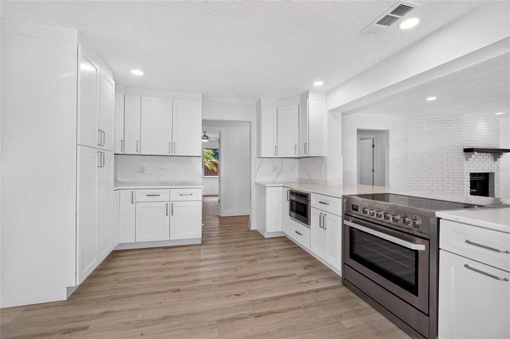 En Venta: $1,550,000 (4 camas, 3 baños, 2700 Pies cuadrados)
