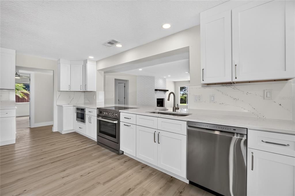 En Venta: $1,550,000 (4 camas, 3 baños, 2700 Pies cuadrados)