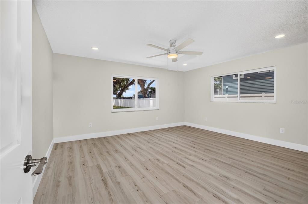 En Venta: $1,550,000 (4 camas, 3 baños, 2700 Pies cuadrados)