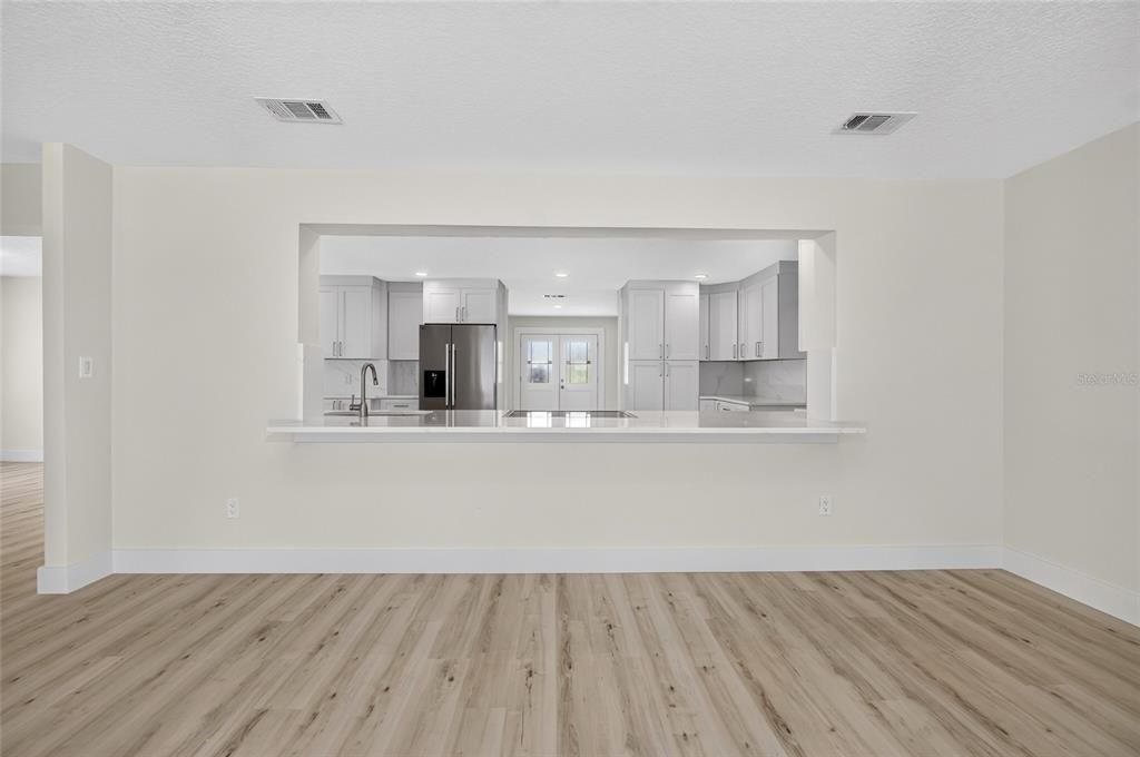 En Venta: $1,550,000 (4 camas, 3 baños, 2700 Pies cuadrados)
