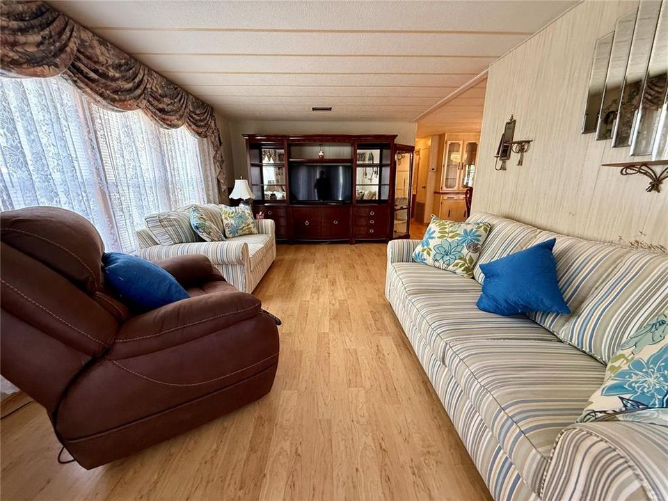 For Sale: $99,900 (2 beds, 2 baths, 1186 Square Feet)