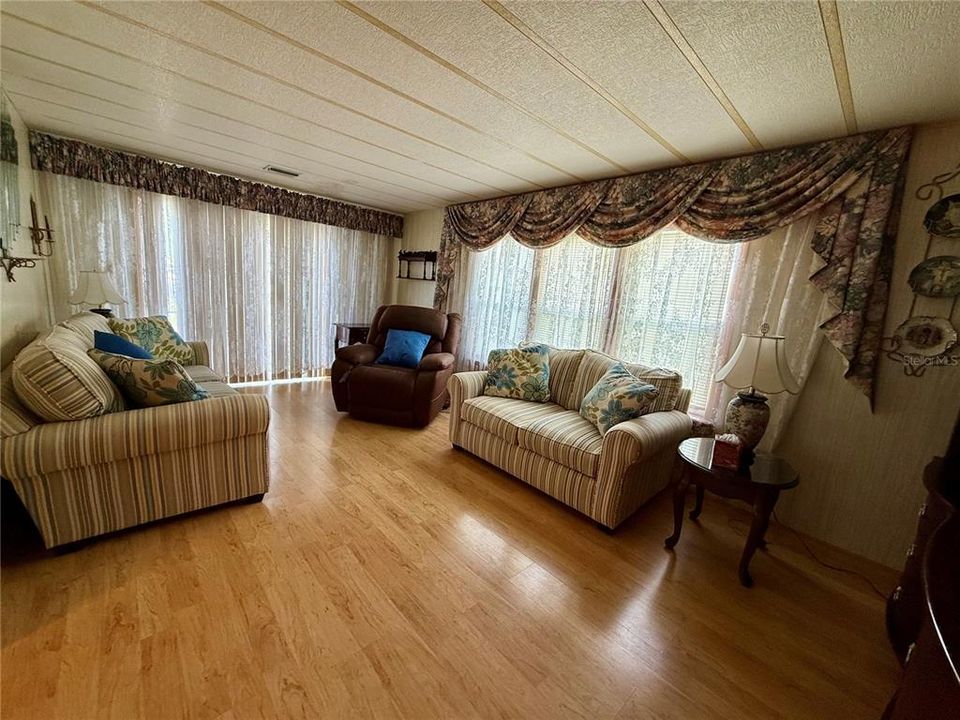 For Sale: $99,900 (2 beds, 2 baths, 1186 Square Feet)