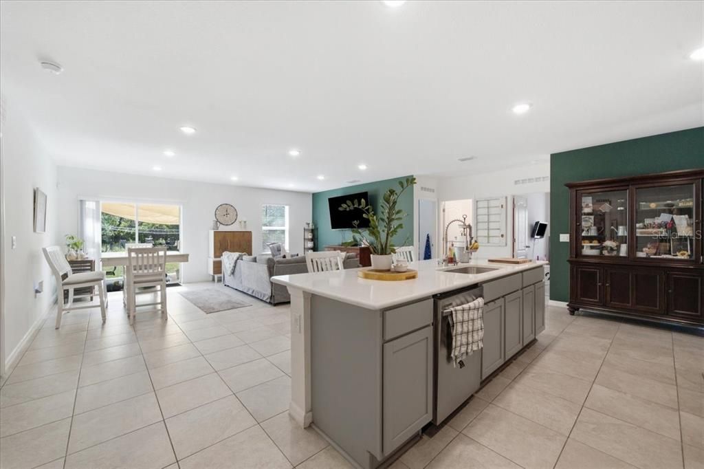 En Venta: $369,900 (4 camas, 2 baños, 2039 Pies cuadrados)