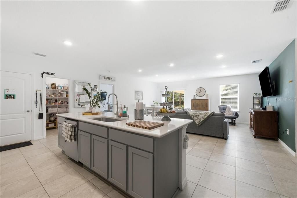 En Venta: $369,900 (4 camas, 2 baños, 2039 Pies cuadrados)