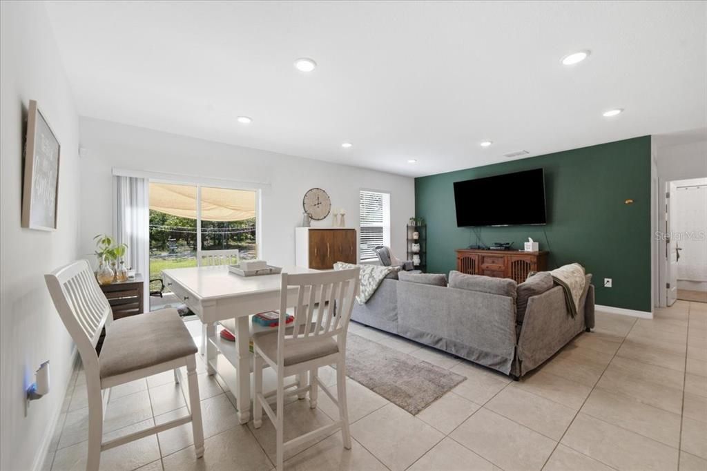 En Venta: $369,900 (4 camas, 2 baños, 2039 Pies cuadrados)