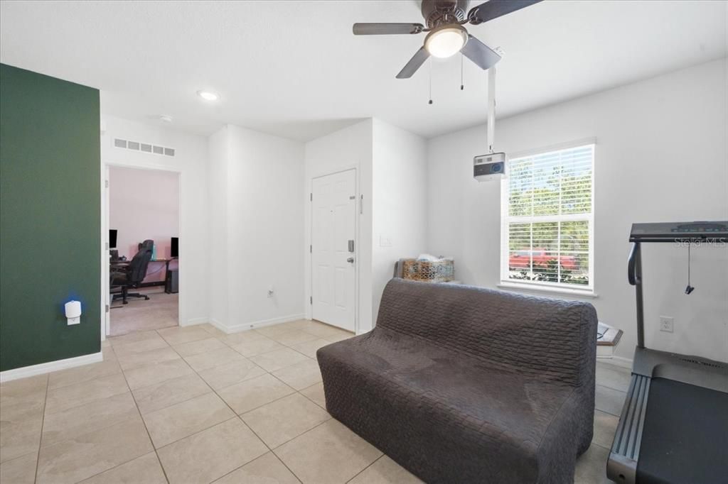 En Venta: $369,900 (4 camas, 2 baños, 2039 Pies cuadrados)