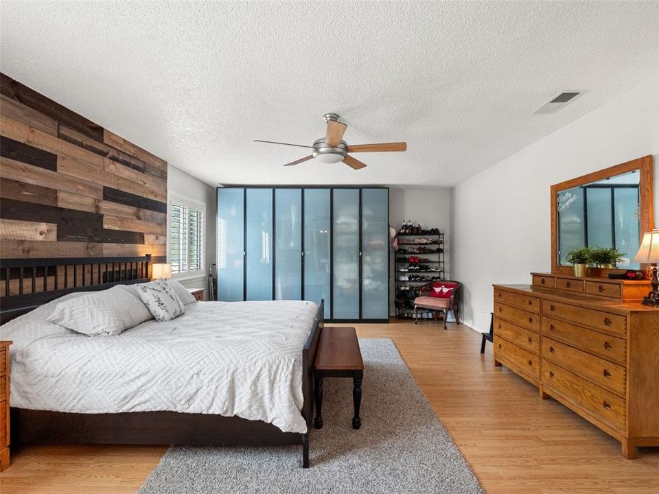 For Sale: $895,000 (6 beds, 4 baths, 4195 Square Feet)