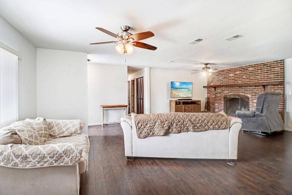 For Sale: $279,900 (3 beds, 2 baths, 1510 Square Feet)