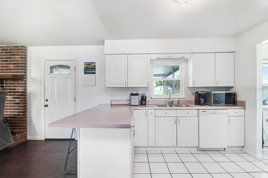 For Sale: $279,900 (3 beds, 2 baths, 1510 Square Feet)