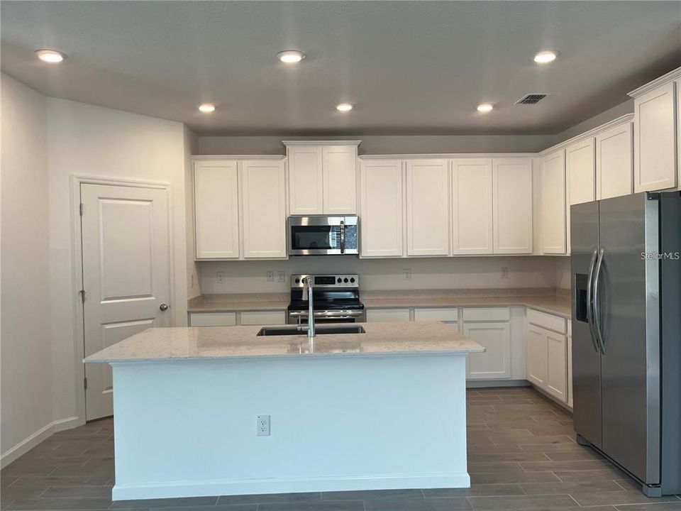 For Rent: $2,300 (4 beds, 3 baths, 2039 Square Feet)