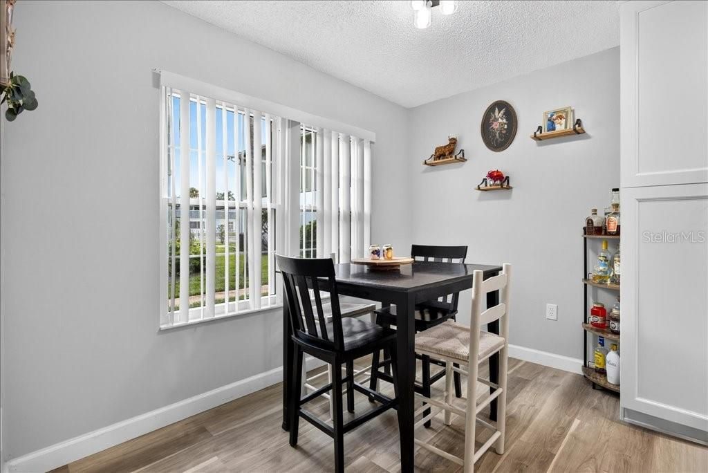 For Sale: $129,900 (2 beds, 1 baths, 784 Square Feet)