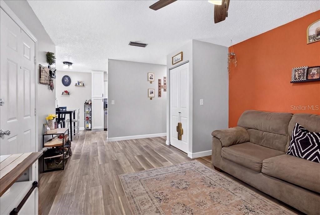 For Sale: $129,900 (2 beds, 1 baths, 784 Square Feet)