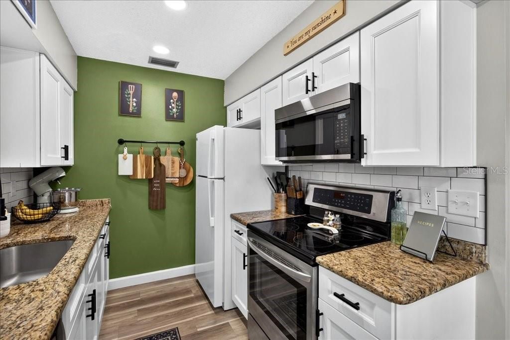 For Sale: $129,900 (2 beds, 1 baths, 784 Square Feet)